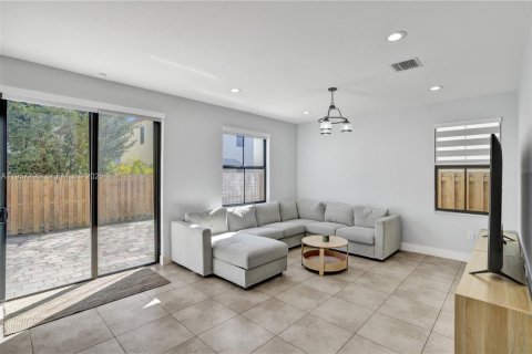 House in Doral, Florida 5 bedrooms, 277.96 sq.m. № 2018032 - photo 20