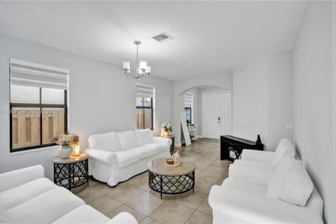 House in Doral, Florida 5 bedrooms, 277.96 sq.m. № 2018032 - photo 6