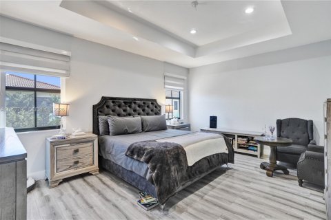 House in Doral, Florida 5 bedrooms, 277.96 sq.m. № 2018032 - photo 23