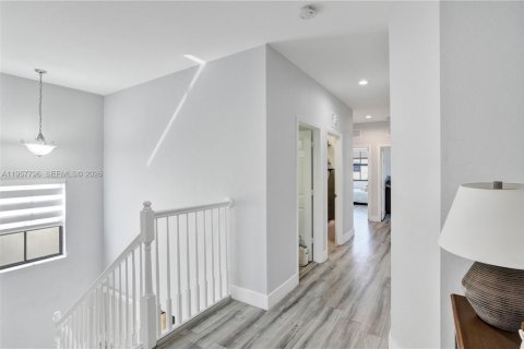 House in Doral, Florida 5 bedrooms, 277.96 sq.m. № 2018032 - photo 21