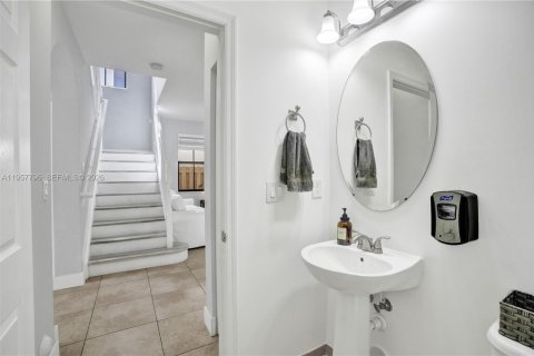 House in Doral, Florida 5 bedrooms, 277.96 sq.m. № 2018032 - photo 9