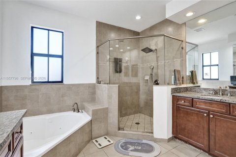 House in Doral, Florida 5 bedrooms, 277.96 sq.m. № 2018032 - photo 25
