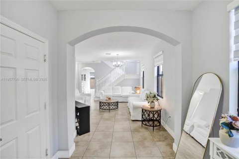 House in Doral, Florida 5 bedrooms, 277.96 sq.m. № 2018032 - photo 4