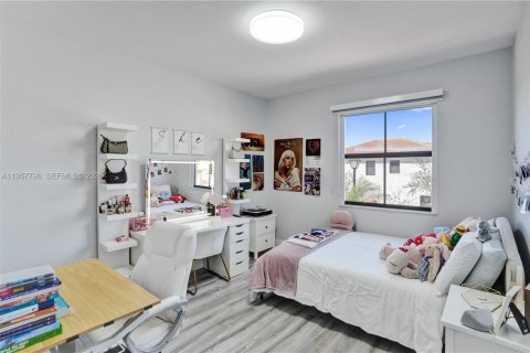 House in Doral, Florida 5 bedrooms, 277.96 sq.m. № 2018032 - photo 27