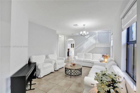 House in Doral, Florida 5 bedrooms, 277.96 sq.m. № 2018032 - photo 5