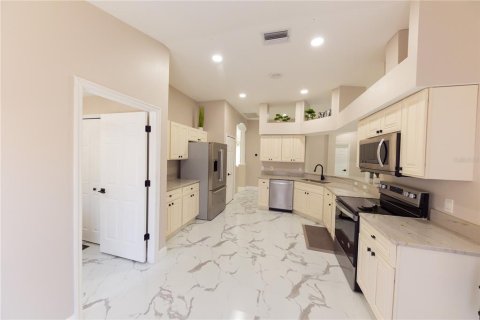 House in Tampa, Florida 4 bedrooms, 198.16 sq.m. № 1780374 - photo 13