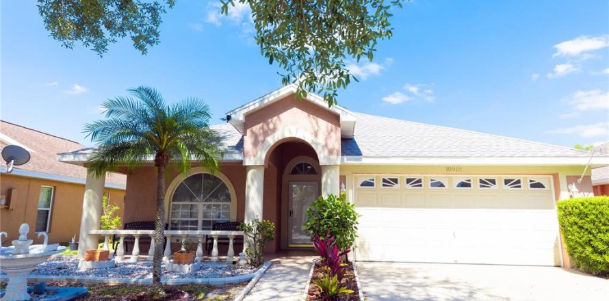 House in Tampa, Florida 4 bedrooms, 198.16 sq.m. № 1780374