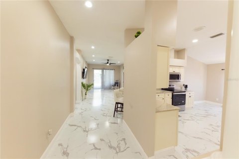 House in Tampa, Florida 4 bedrooms, 198.16 sq.m. № 1780374 - photo 9
