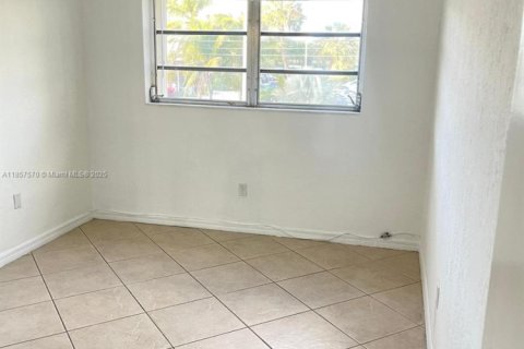House in Miami, Florida 3 bedrooms, 111.48 sq.m. № 1881473 - photo 10