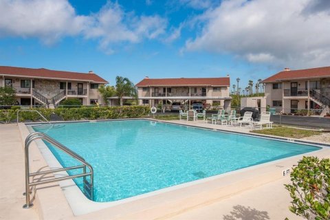 Condo in Port Richey, Florida, 2 bedrooms № 2100367 - photo 16