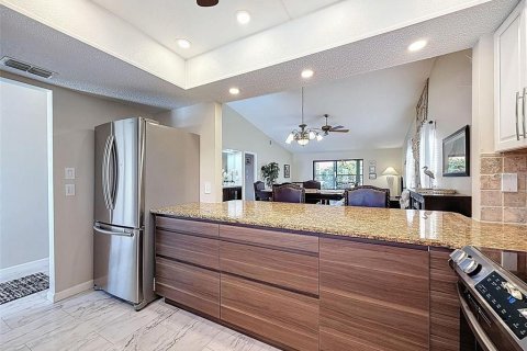 Condo in Port Richey, Florida, 2 bedrooms № 2100367 - photo 2