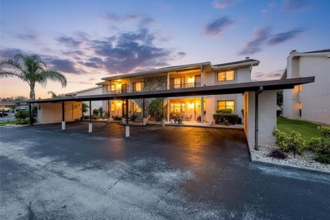 Condo in Port Richey, Florida, 2 bedrooms  № 2100367