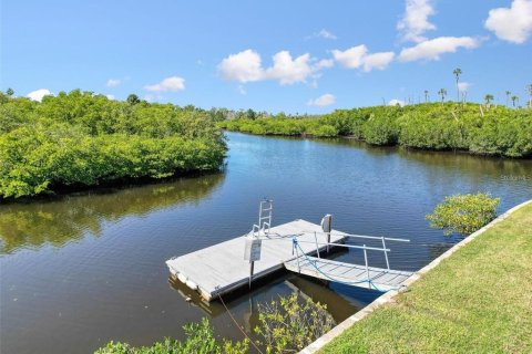 Condo in Port Richey, Florida, 2 bedrooms № 2100367 - photo 21