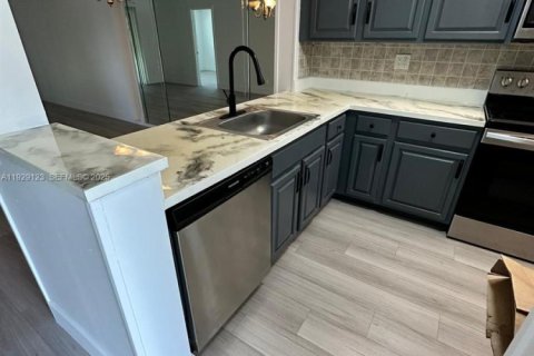 Condominio en venta en Tamarac, Florida, 2 dormitorios, 88.16 m2 № 2037666 - foto 3