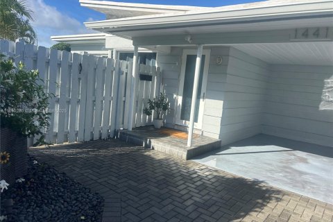 House in Fort Lauderdale, Florida 2 bedrooms, 90.12 sq.m. № 1943299 - photo 2