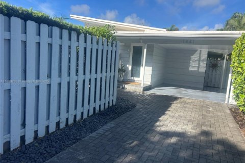 House in Fort Lauderdale, Florida 2 bedrooms, 90.12 sq.m. № 1943299 - photo 1