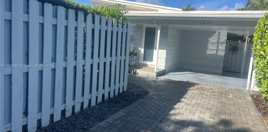 House in Fort Lauderdale, Florida 2 bedrooms, 90.12 sq.m. № 1943299