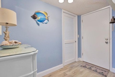 Condo in Daytona Beach Shores, Florida, 2 bedrooms № 2354556 - photo 4