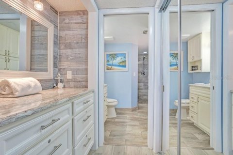 Condo in Daytona Beach Shores, Florida, 2 bedrooms № 2354556 - photo 24