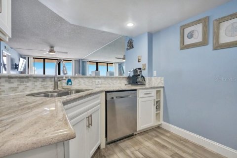 Condo in Daytona Beach Shores, Florida, 2 bedrooms № 2354556 - photo 13