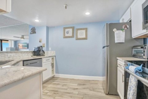 Condo in Daytona Beach Shores, Florida, 2 bedrooms № 2354556 - photo 11