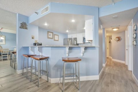 Condo in Daytona Beach Shores, Florida, 2 bedrooms № 2354556 - photo 9