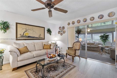 House in Palm Beach, Florida 2 bedrooms, 120.77 sq.m. № 1694435 - photo 2