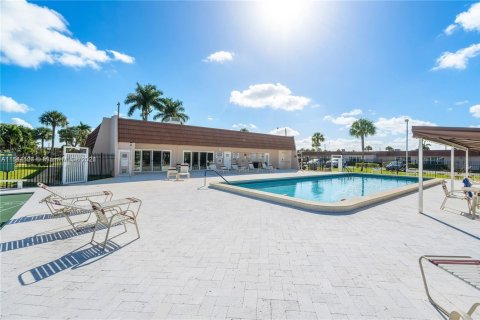 House in Palm Beach, Florida 2 bedrooms, 120.77 sq.m. № 1694435 - photo 13