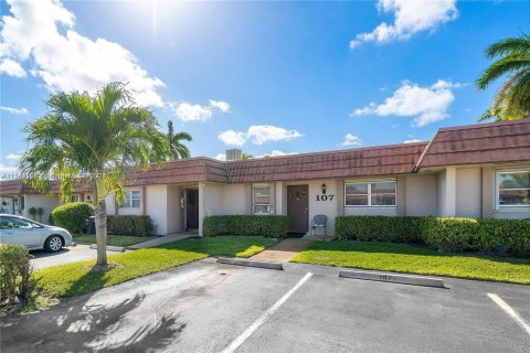 House in Palm Beach, Florida 2 bedrooms, 120.77 sq.m. № 1694435 - photo 1