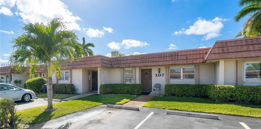 House in Palm Beach, Florida 2 bedrooms, 120.77 sq.m. № 1694435
