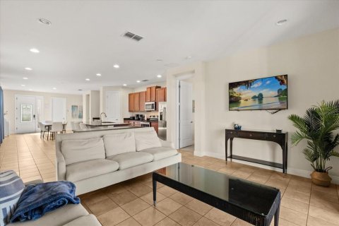 Casa en venta en Kissimmee, Florida, 6 dormitorios, 287.9 m2 № 1914499 - foto 12