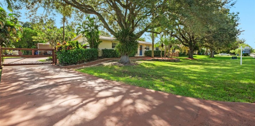 House in Southwest Ranches, Florida 4 bedrooms, 146.32 sq.m. № 1932920