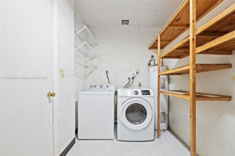 House in Southwest Ranches, Florida 4 bedrooms, 146.32 sq.m. № 1932920 - photo 9