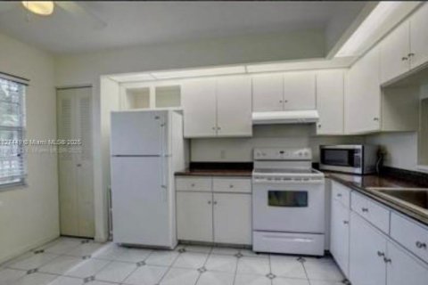 Copropriété à vendre à Pembroke Pines, Floride: 2 chambres, 110.74 m2 № 1977182 - photo 11