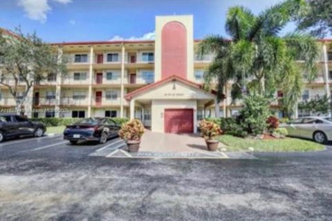 Copropriété à vendre à Pembroke Pines, Floride: 2 chambres, 110.74 m2 № 1977182 - photo 1
