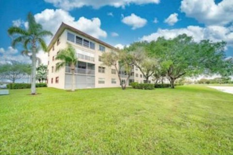 Copropriété à vendre à Pembroke Pines, Floride: 2 chambres, 110.74 m2 № 1977182 - photo 2