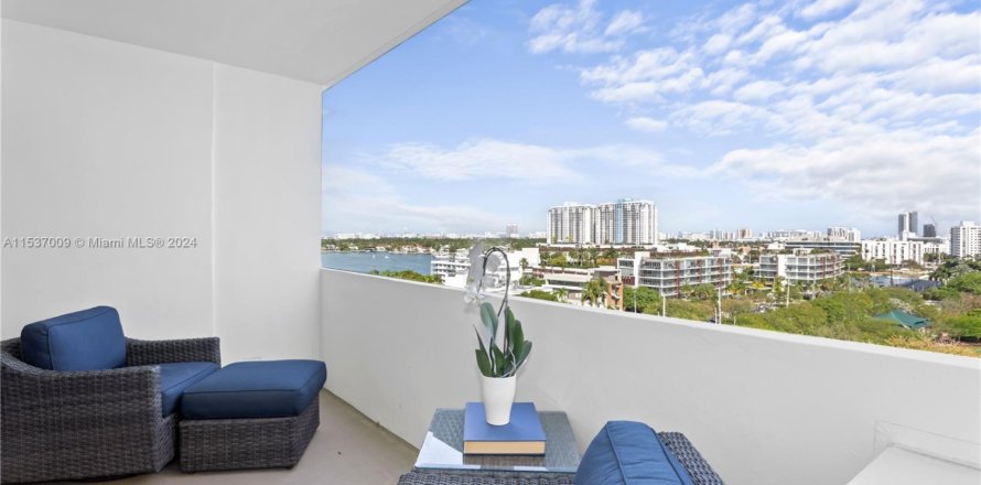 Condominio en Miami Beach, Florida, 1 dormitorio  № 1865439