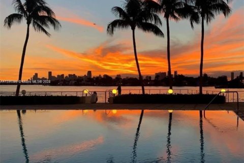 Condominio en venta en Miami Beach, Florida, 1 dormitorio, 79.99 m2 № 1865439 - foto 19