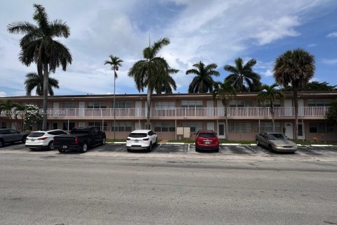 Condo in Hallandale Beach, Florida, 1 bedroom № 2259874