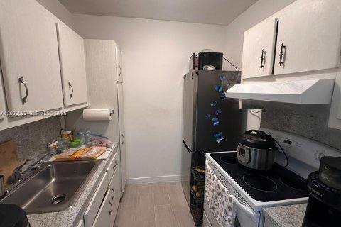 Condo in Hallandale Beach, Florida, 1 bedroom  № 2259874 - photo 8