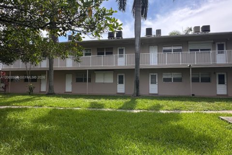 Condo in Hallandale Beach, Florida, 1 bedroom  № 2259874 - photo 12