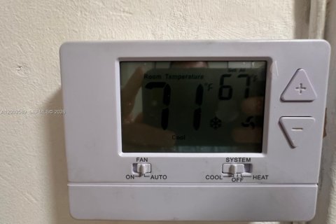 Condo in Hallandale Beach, Florida, 1 bedroom  № 2259874 - photo 18