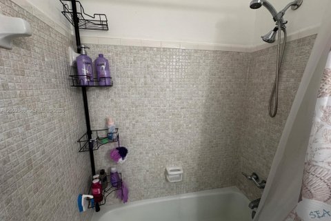 Condo in Hallandale Beach, Florida, 1 bedroom  № 2259874 - photo 11