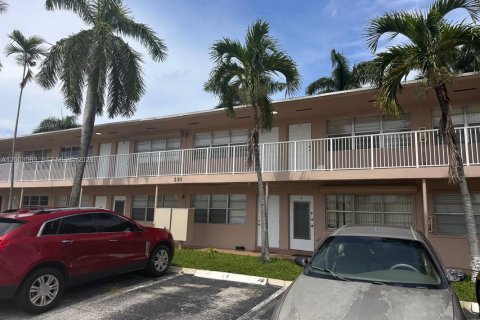 Condo in Hallandale Beach, Florida, 1 bedroom  № 2259874 - photo 2