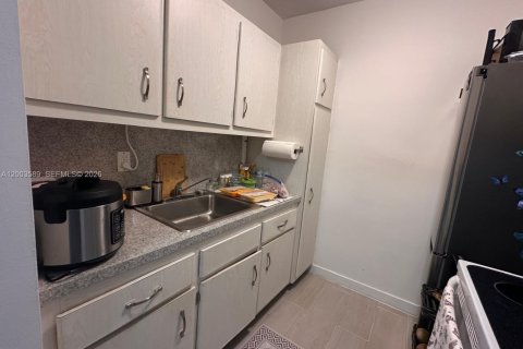 Condo in Hallandale Beach, Florida, 1 bedroom  № 2259874 - photo 9