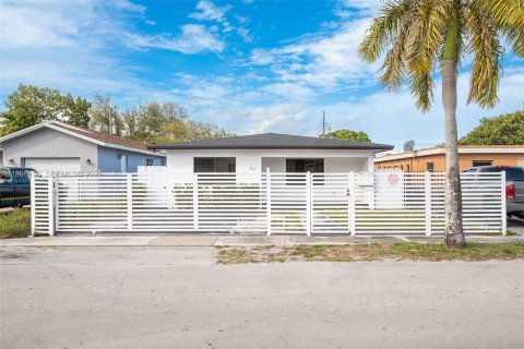 House in Hollywood, Florida 4 bedrooms, 158.31 sq.m. № 2028682