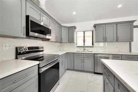 Casa en venta en Hollywood, Florida, 4 dormitorios, 158.31 m2 № 2028682 - foto 16