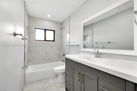 Casa en venta en Hollywood, Florida, 4 dormitorios, 158.31 m2 № 2028682 - foto 12