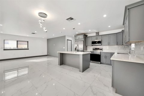 Casa en venta en Hollywood, Florida, 4 dormitorios, 158.31 m2 № 2028682 - foto 18