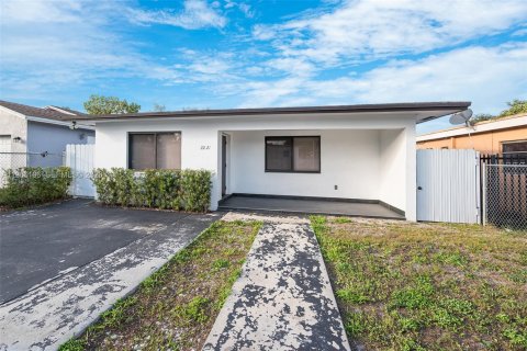 Casa en venta en Hollywood, Florida, 4 dormitorios, 158.31 m2 № 2028682 - foto 2